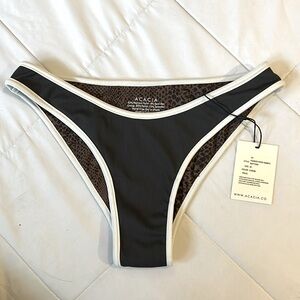 Acacia Parker Ribbed Piped Bottom